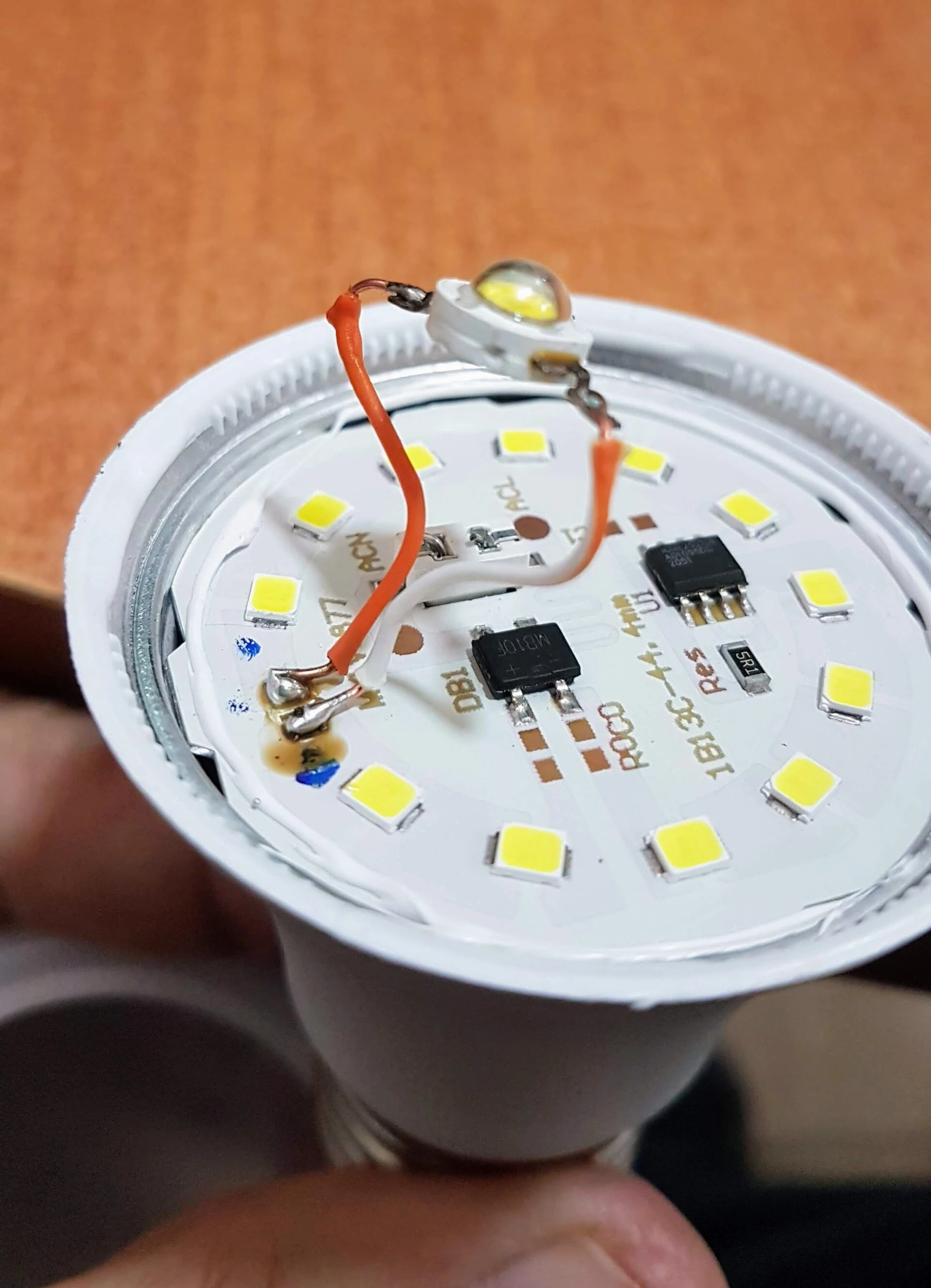 Sustitución de un led dañado por otro que funciona.