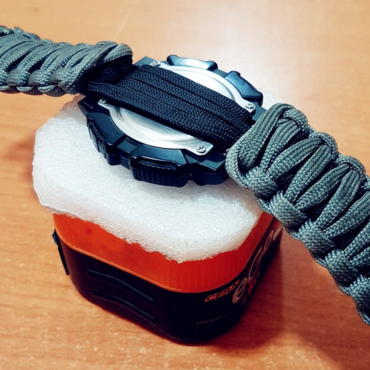 Base improvisada para manipular los relojes