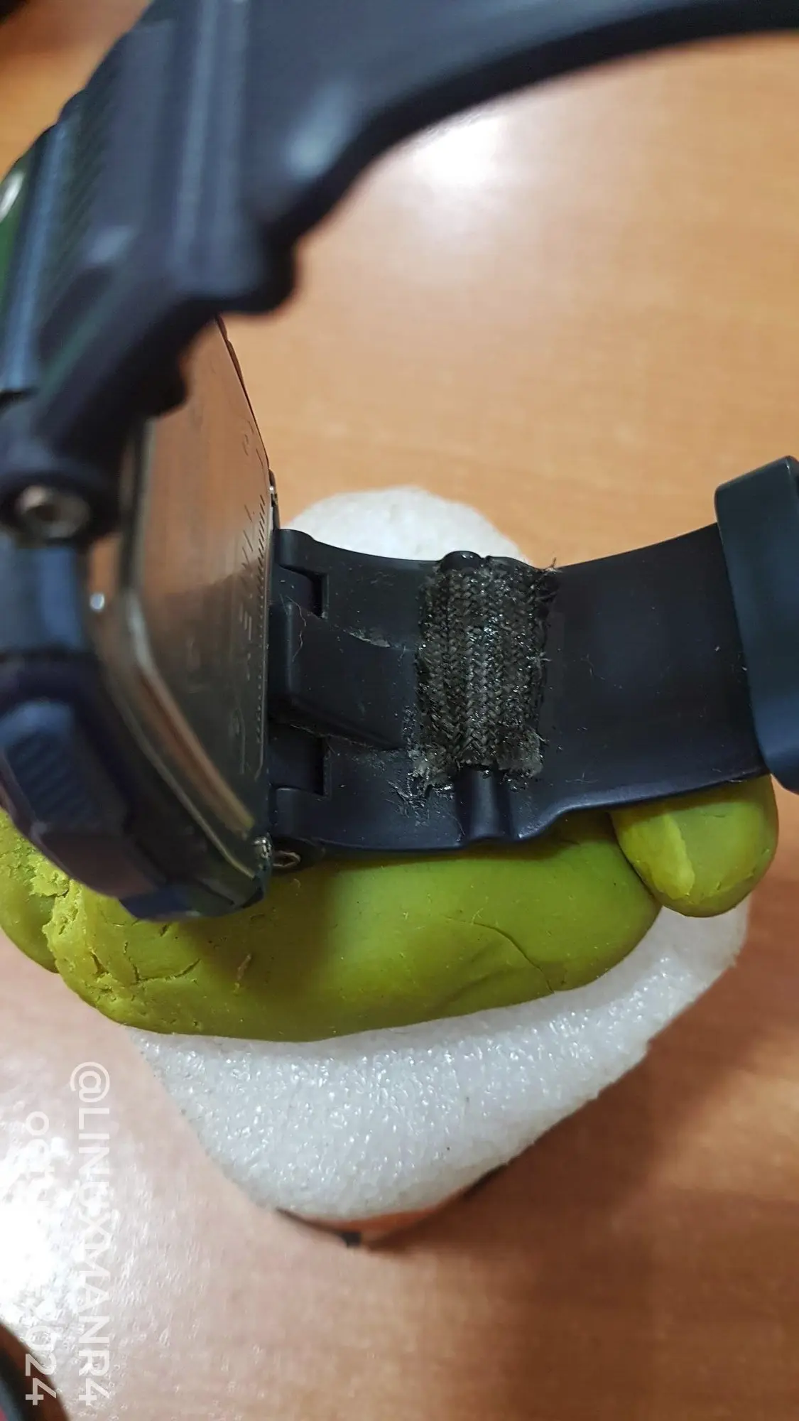 Base de Play-Doh como base de apoyo al momento de pegar