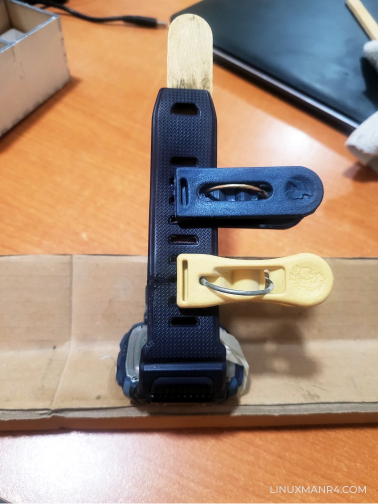 Las prensas improvisadas con un abatelenguas y pinzas para ropa.