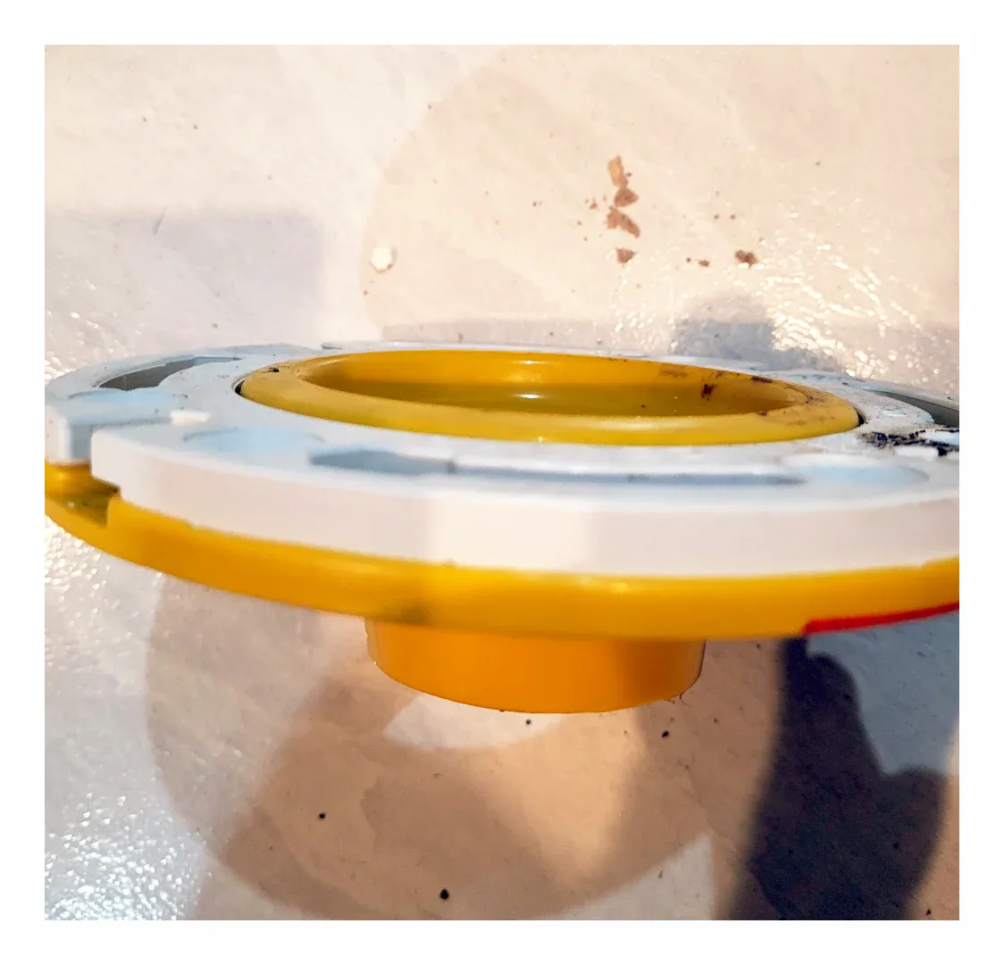 La brida que me dieron en la ferretería es plana