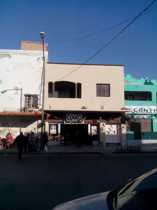 Pues mire usted, es el primer OXXO que veo que más o menos respeta la fachada...