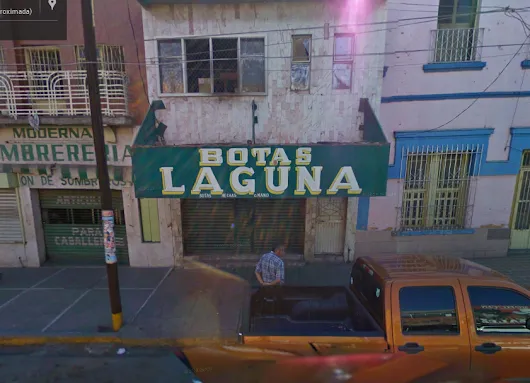 Con las botas puestas.  Hace un año, le compramos a mi sobrinito (ahora ahija...