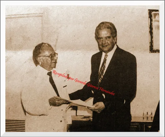 El Torreón Viejo RECIBIENDO EL ACTA NOTARIADA  En la foto, el Alcalde de aque...