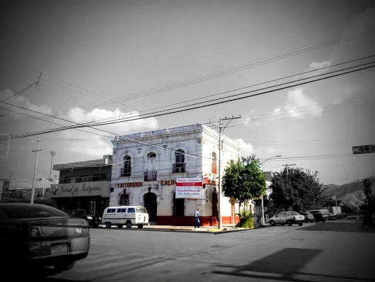 Tintoreria California Este hermoso edificio está en la esquina de la Avenida ...