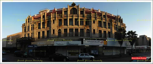 EL HOTEL SALVADOR EN EL ATARDECER  Voy caminando por la banqueta de la avenid...