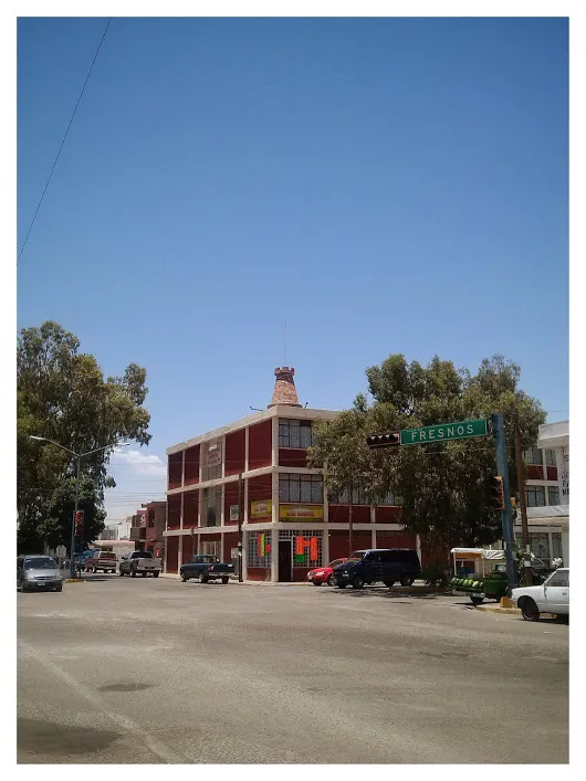 Preparatoria de la Laguna Noten como en la parte superior del edificio hay un...