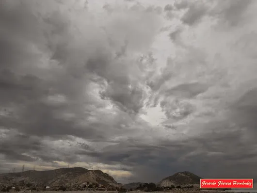 ¡Llueve detrás de Calabazas!  La lluvia se hizo presente y detrás del cerro d...