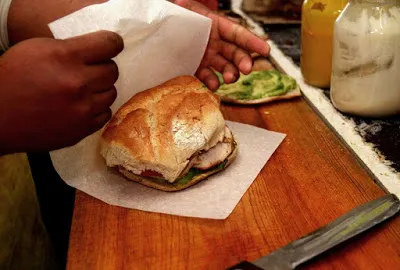 ... Con ustedes, su majestad           ¡¡¡¡ E L    L O N C H E !!!!  En la cr...