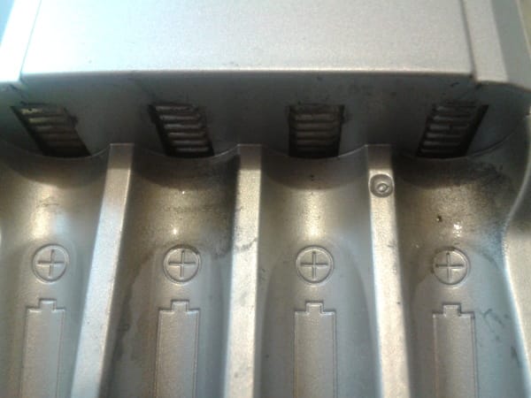 Detalle del liquido que soltaron las baterías marca Steren