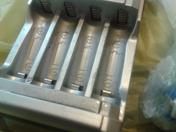 Terminales con liquido de las baterías