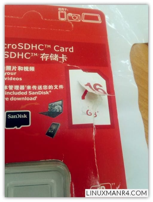 Etiqueta sobrepuesta declarando una capacidad mayor. Detectar memorias USB falsas.