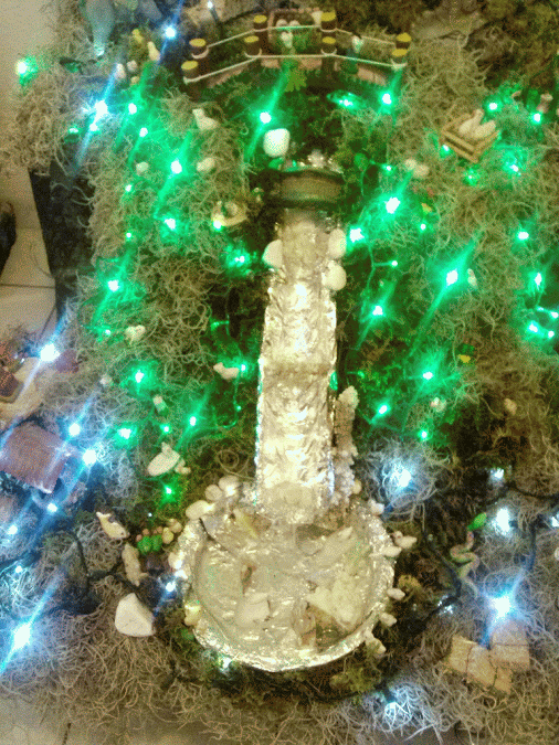 nacimiento con caida de agua