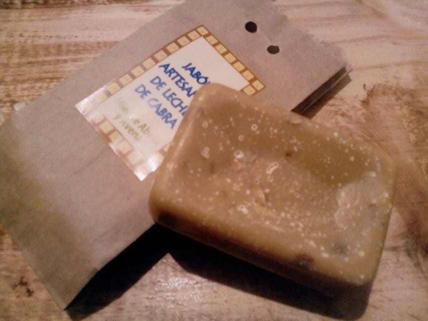 Jabón artesanal de leche de cabra con miel y avena