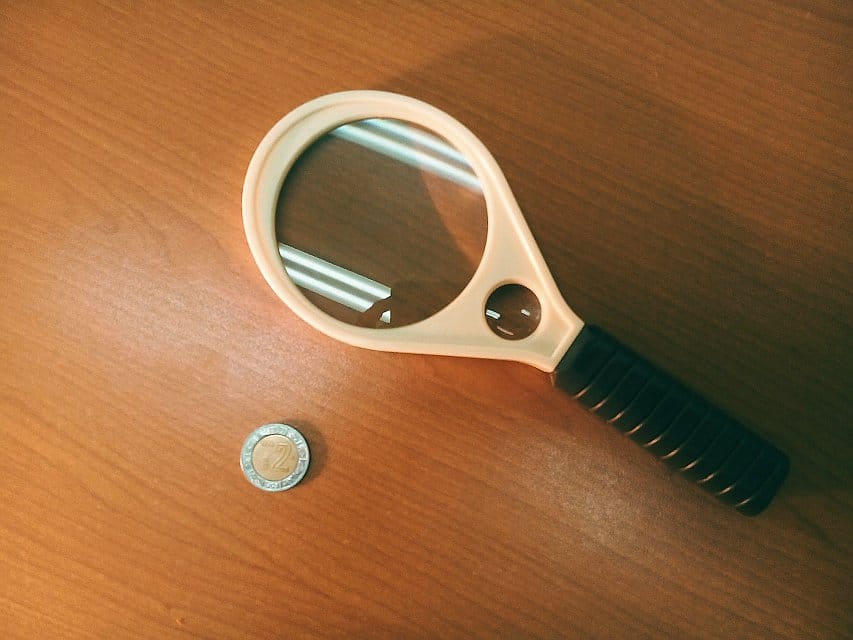 Mejores acercamientos con la cámara del celular - Una lupa y una moneda
