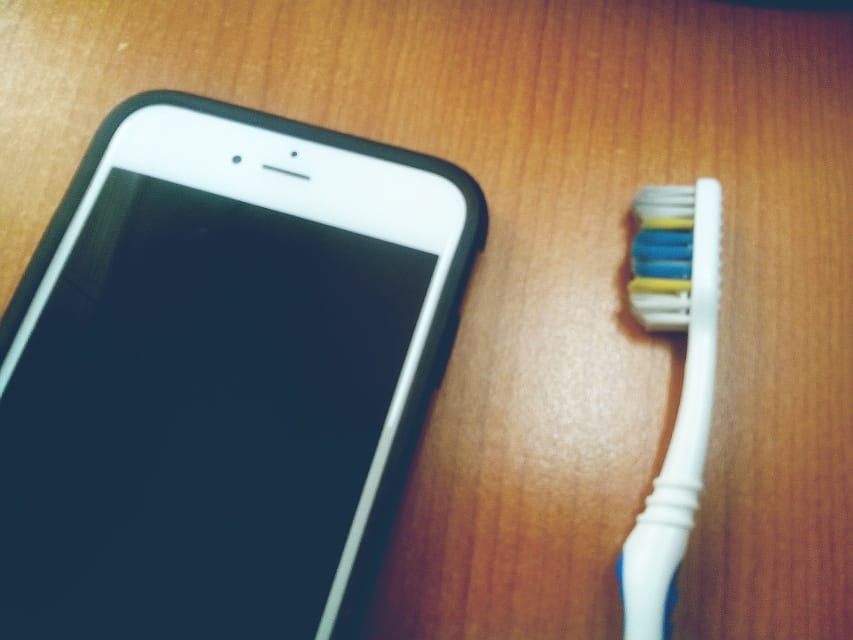 un cepillo de dientes usado para la limpieza \| mi celular no se escucha