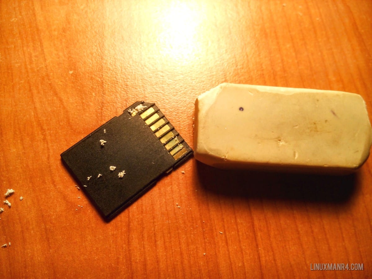 limpiando contactos con un borrador