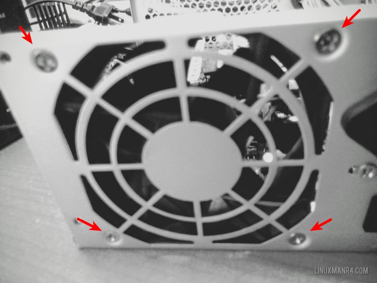 Tornillos que sujetan el ventilador