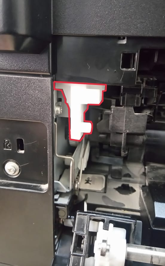 Esta es la ubicación de la pieza blanca, al lado izquierdo de la puerta trasera.