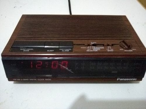 El famoso radio reloj despertador.