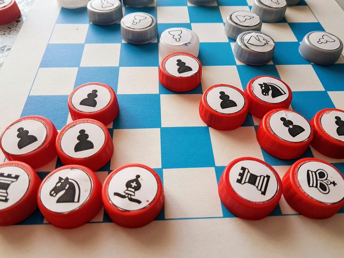 Featured image of post Un juego de ajedrez para niños sencillo y barato.