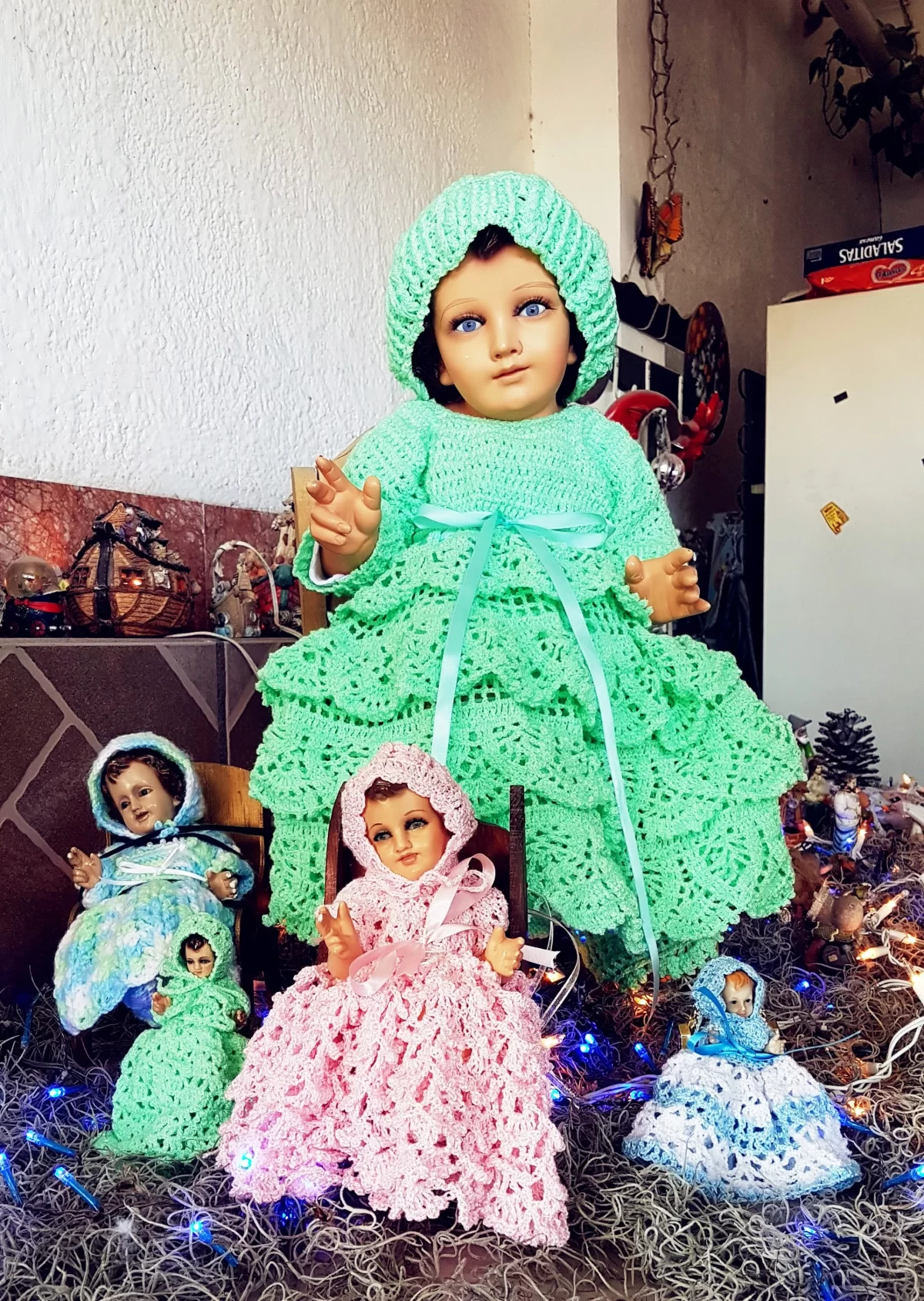 Vestiditos para el Niño Dios de tejido.