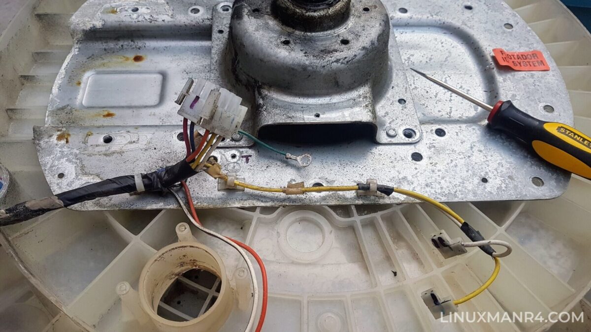 Detalle de las conexiones eléctricas de la lavadora.