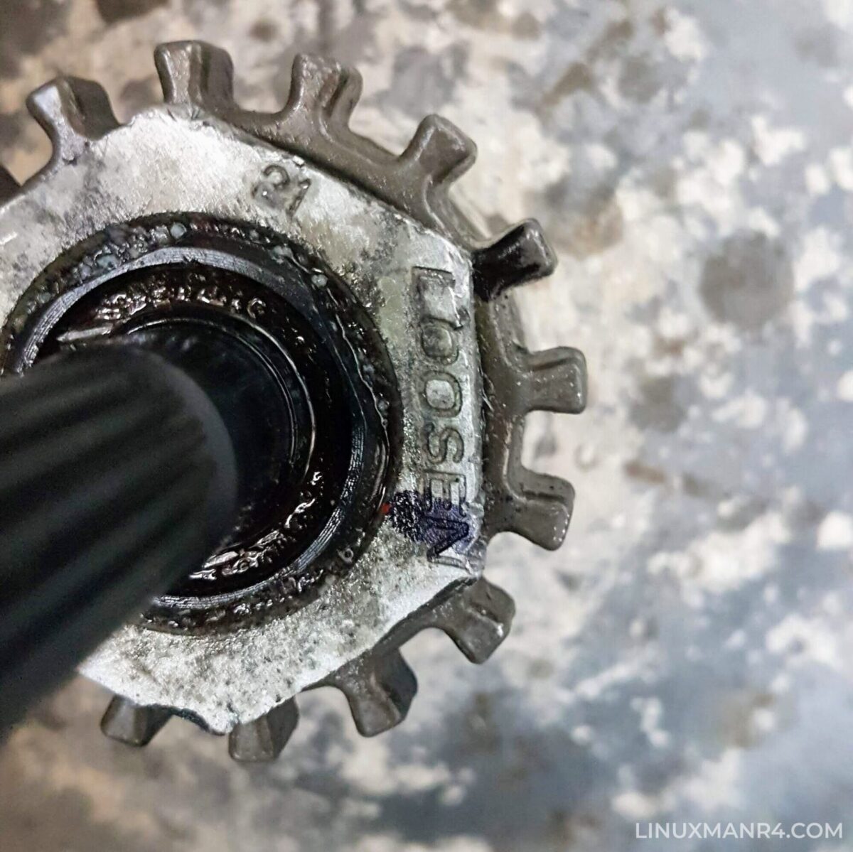 Tuerca que sujeta las tinas de la lavadora.