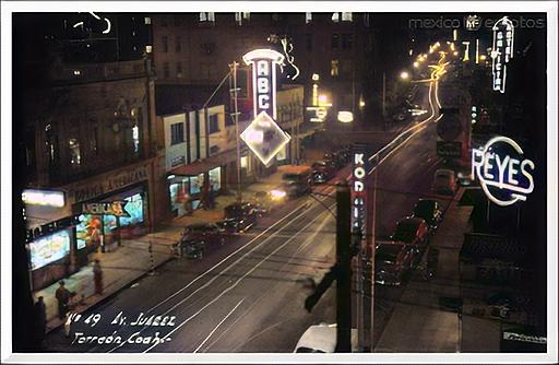 Fotografía antigua de la avenida Juárez de Torreón en el Centro Histórico de Torreón.