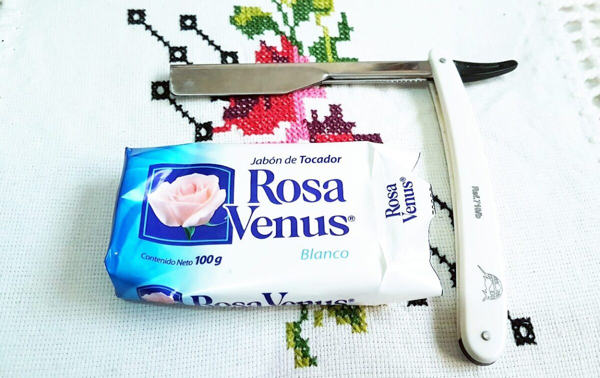Shavette y jabón de tocador Rosa Venus Blanco.