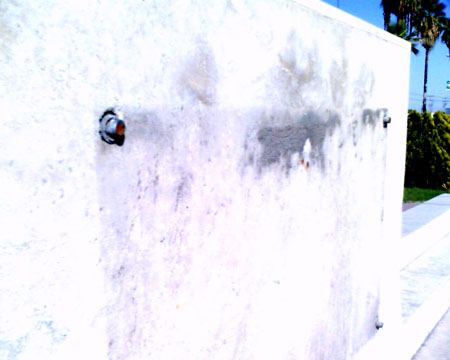 La placa del monumento ausente